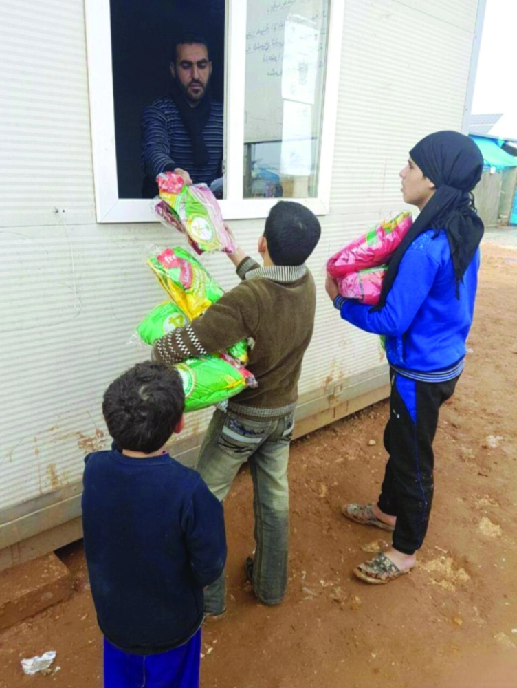 مساعدات سعودية إغاثية للنازحين في الشمال السوري (واس)