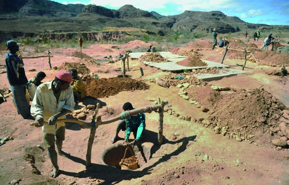 عمليات البحث عن الياقوت في الحفر   