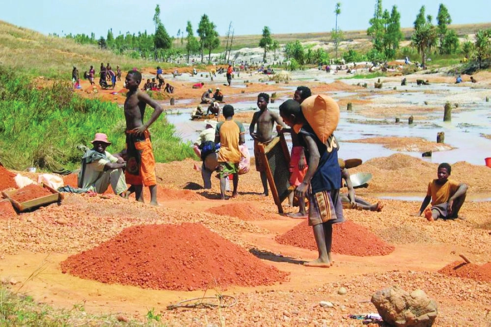 عمليات نخل الأتربة بحثا عن الياقوت                 (أ ف ب)