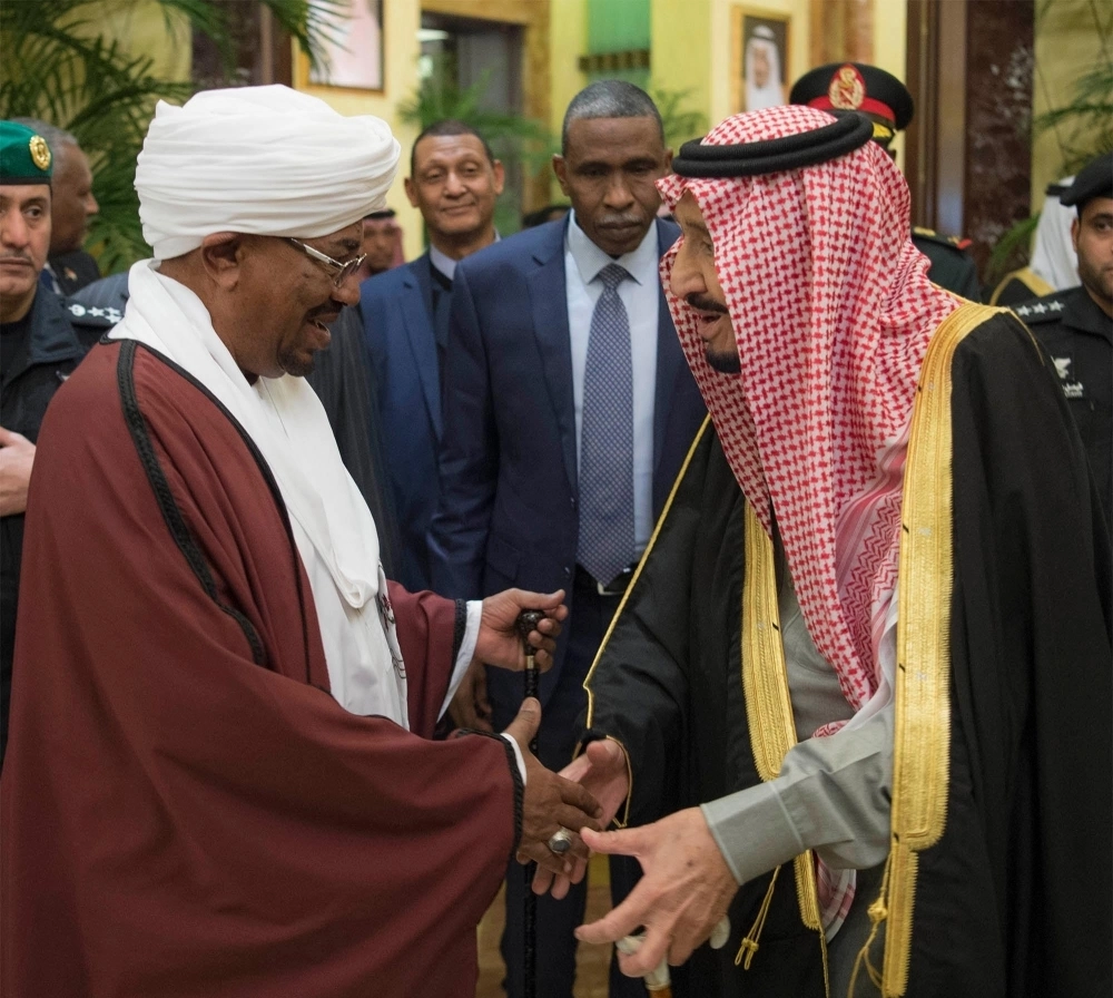 خادم الحرمين مستقبلا عمر البشير   (واس)