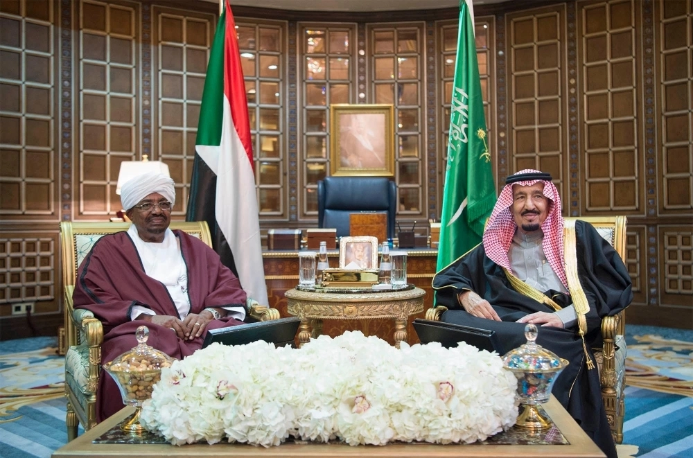 خادم الحرمين مستقبلا عمر البشير   (واس)