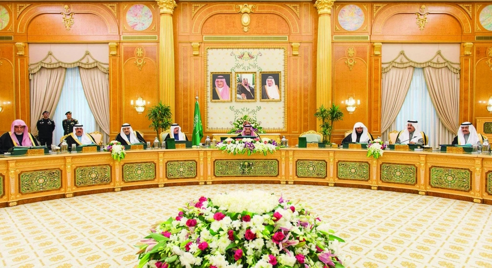 الملك سلمان لدى ترؤسه جلسة مجلس الوزراء في قصر اليمامة بالرياض أمس                                                                                                                                                     (واس) 