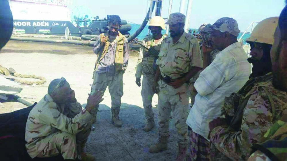 جنود من القوات اليمنية داخل ميناء المخا بعد تحريره                       (مكة)