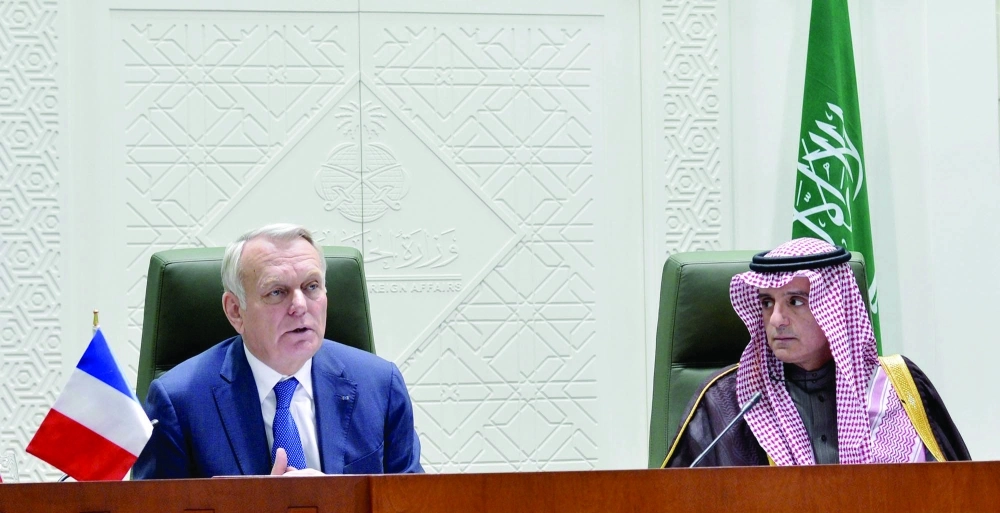 عادل الجبير ونظيره الفرنسي في مؤتمر صحفي مشترك بالرياض أمس                                                           (واس)