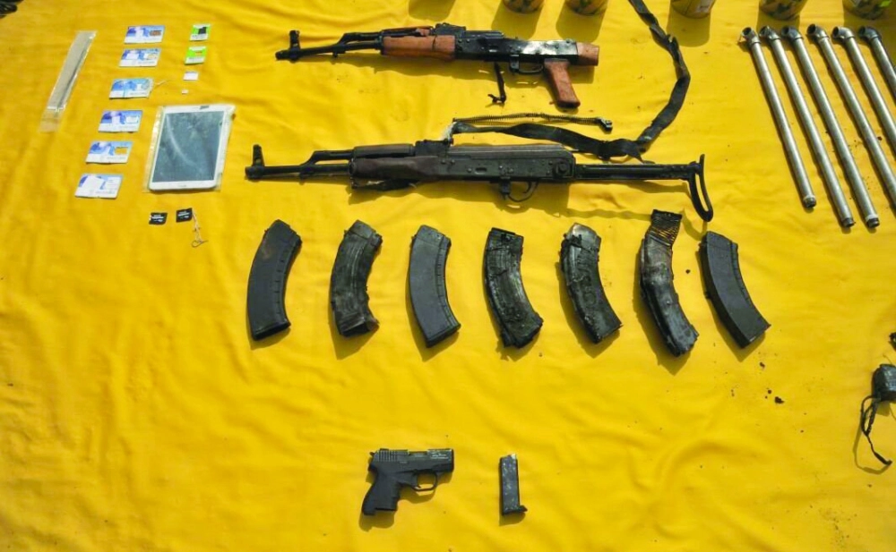 الرشاشان والمسدس والذخيرة والشرائح الالكترونية المضبوطة  (واس)