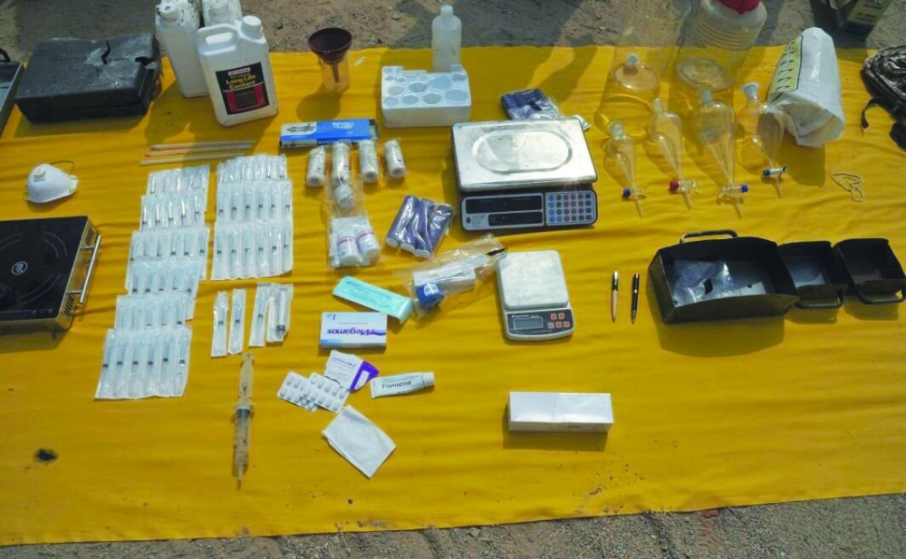 الموازين الالكترونية والأدوات والإبر الطبية المستخدمة في تحضير  المتفجرات  