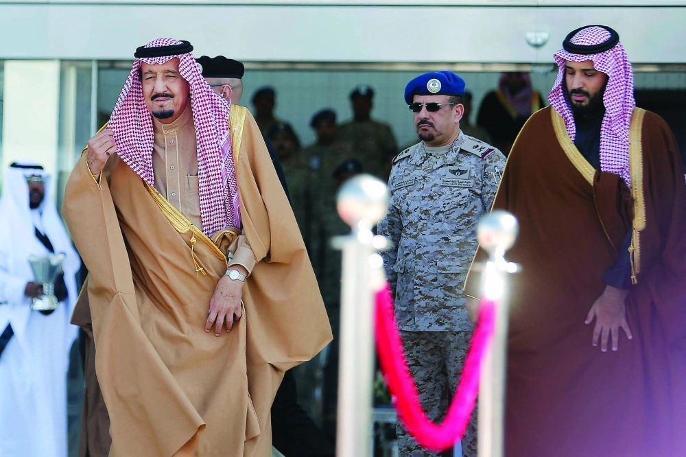 خادم الحرمين أثناء وصوله مقر الحفل    