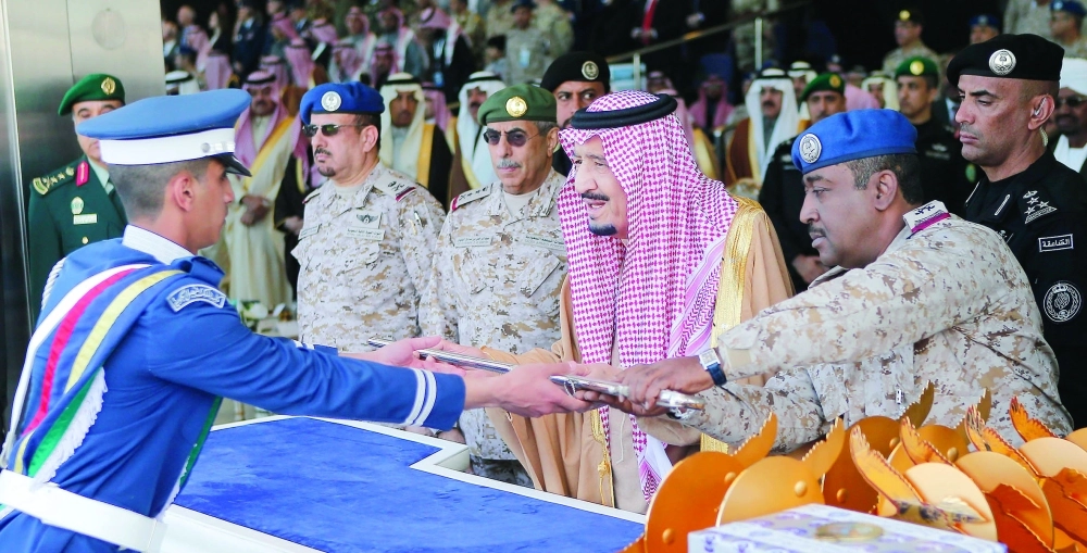 .. ويسلم خريجا هديته 