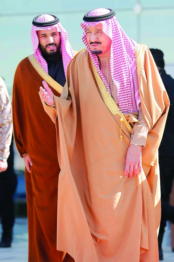 الملك سلمان لدى وصوله مقر الحفل وفي استقباله الأمير محمد بن سلمان           (محمد مشهور)