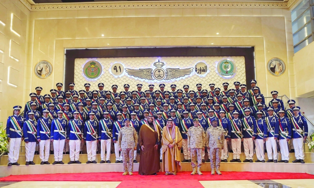 خادم الحرمين وولي ولي العهد في صورة جماعية مع الطلبة                                                                                                                                                 (محمد مشهور)