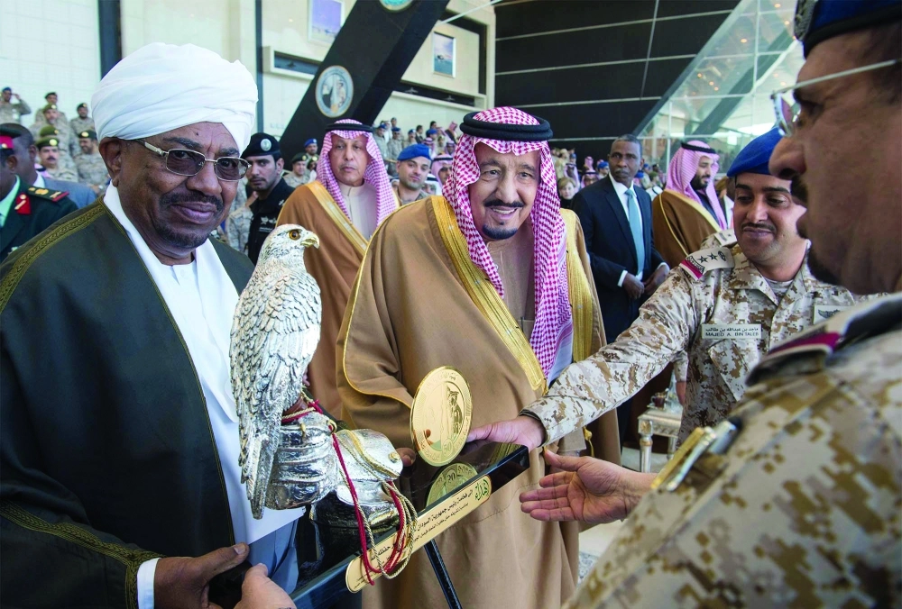 الملك سلمان يسلم عمر البشير هديته التذكارية 