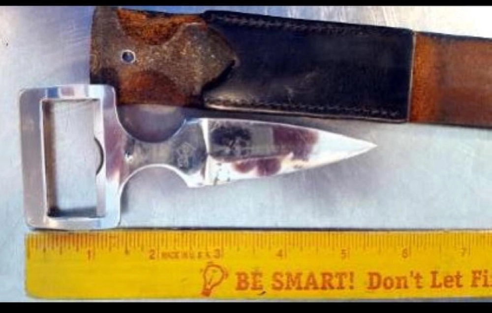 سكين كمشبك في الحزام