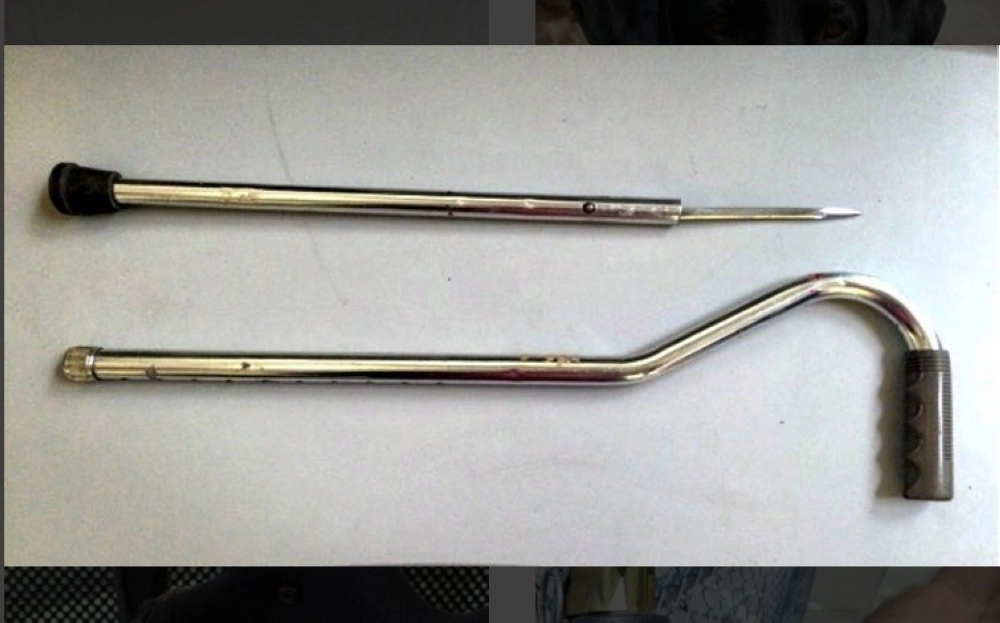 عكاز بسلاح حاد