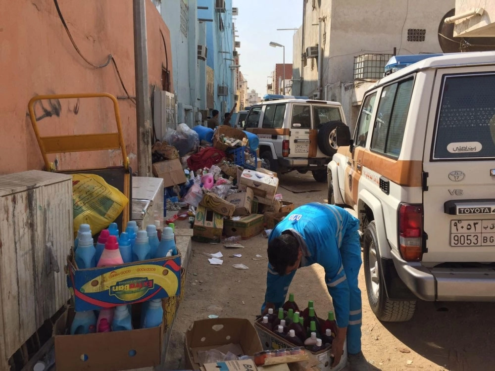 عامل تابع لأمانة جدة خلال التحفظ على المضبوطات (مكة)