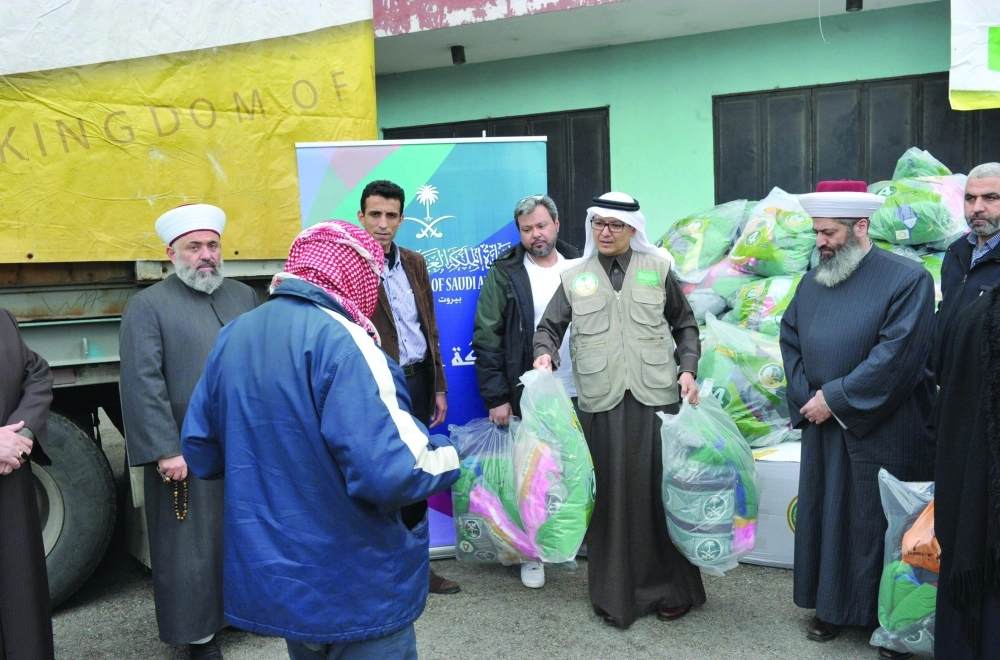 وليد بخاري يقدم مساعدة لسوري في لبنان        (واس)