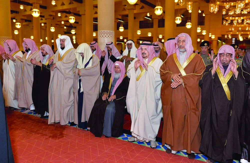 فيصل بن بندر يتقدم المصلين في الرياض أمس (واس)