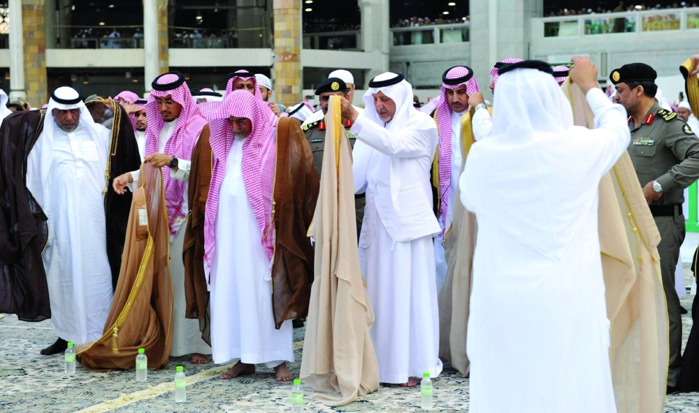 خالد الفيصل خلال أداء صلاة الاستسقاء في الحرم المكي أمس  (واس)