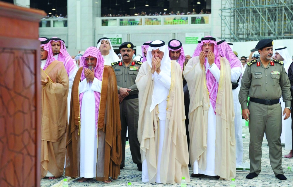 خالد الفيصل خلال أداء صلاة الاستسقاء في الحرم المكي أمس  (واس)