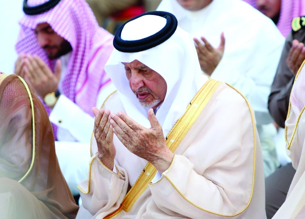 خالد الفيصل خلال أداء صلاة الاستسقاء في الحرم المكي أمس  (واس)