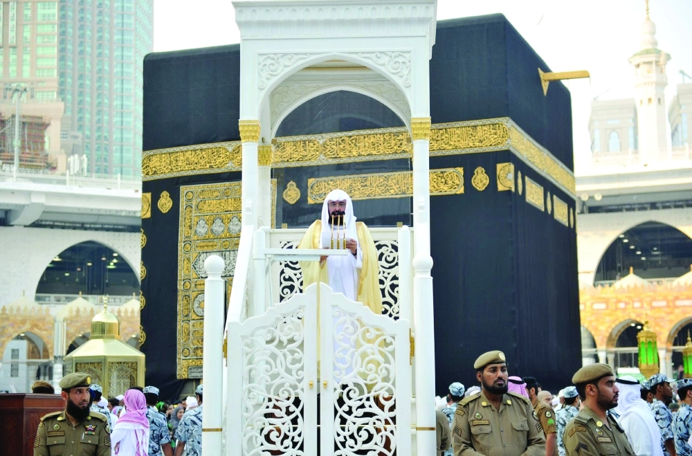 من صلاة الاستسقاء في الحرم المكي أمس  (واس)