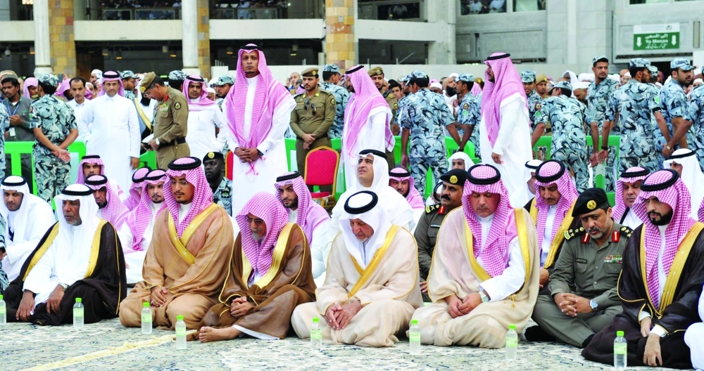 خالد الفيصل خلال أداء صلاة الاستسقاء في الحرم المكي أمس  (واس)