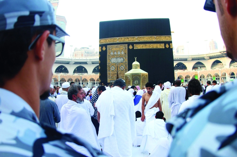 من صلاة الاستسقاء في الحرم المكي أمس  (واس)