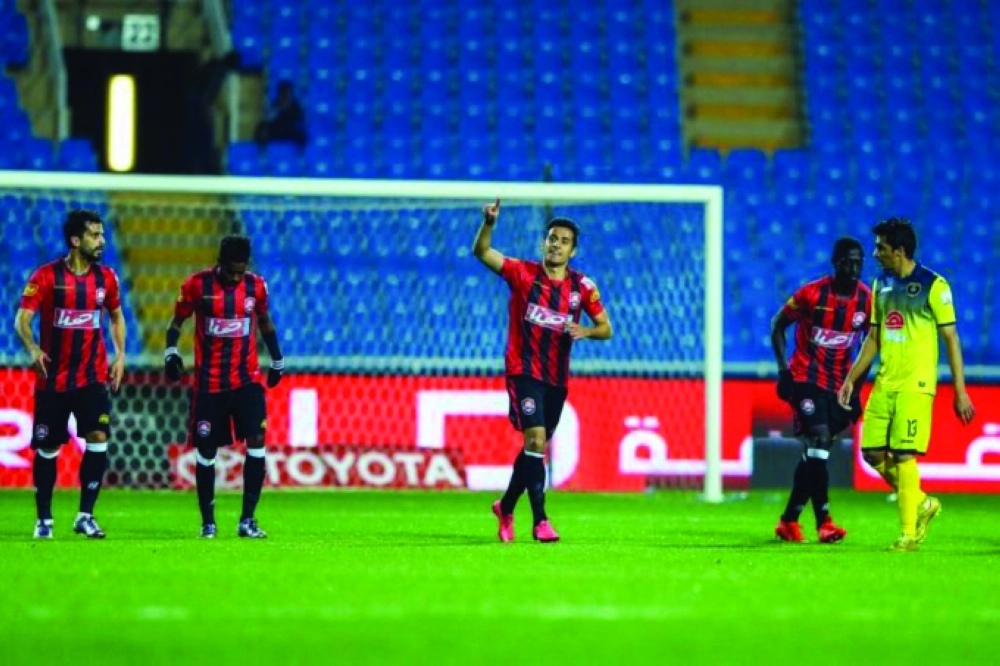 فرحة لاعبي الرائد بالفوز على التعاون                                           (مكة)