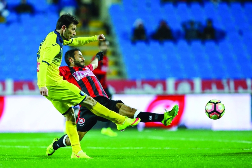 من مباراة الرائد والتعاون أمس   (مكة)