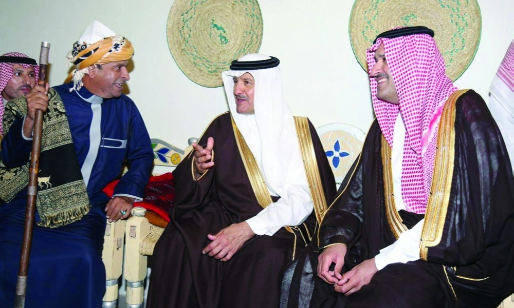 سلطان بن سلمان وفيصل بن سلمان في حديث ودي مع أحد العاملين بالسوق                             (واس)