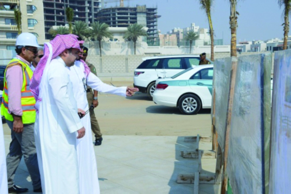 محافظ جدة يشاهد لوحة المشروع  