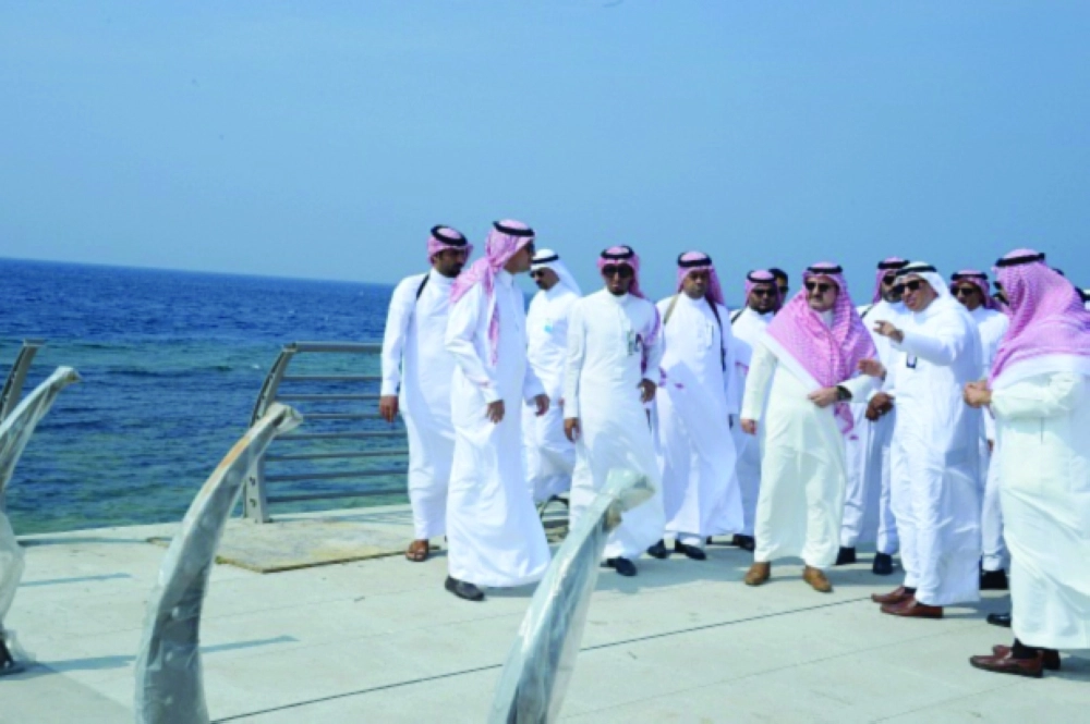 ولدى معاينته أجزاء من المشروع  
