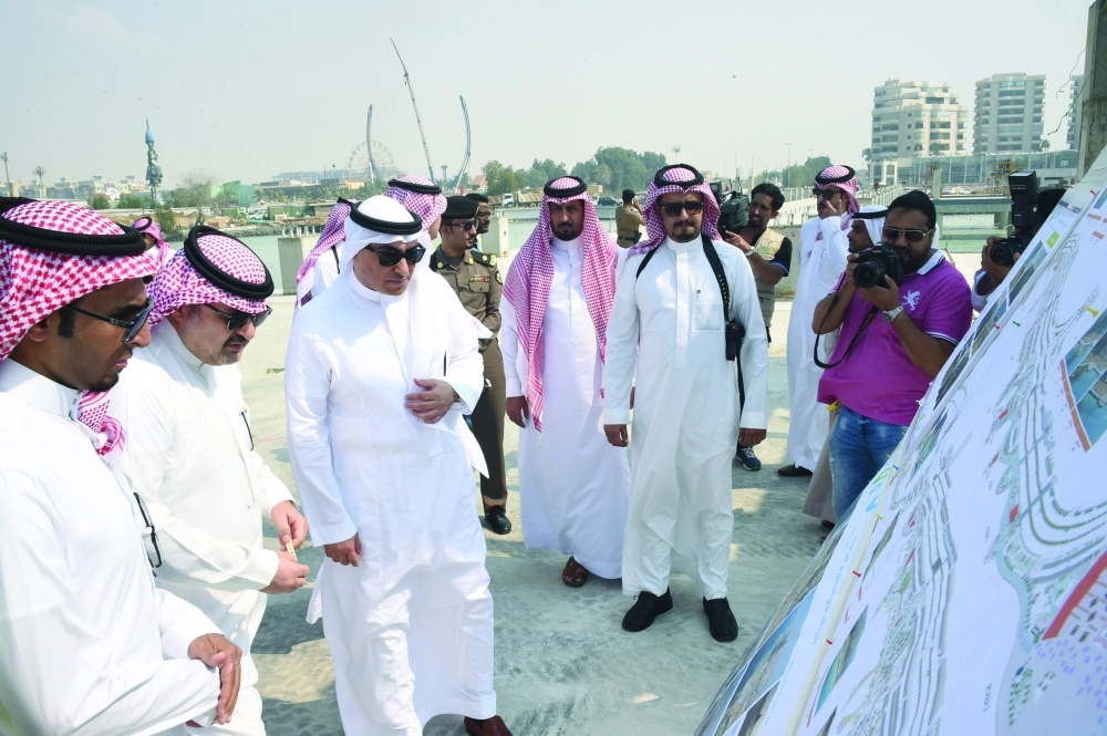 المحافظ يطالع لوحة المشروع  (محمد يحيى)