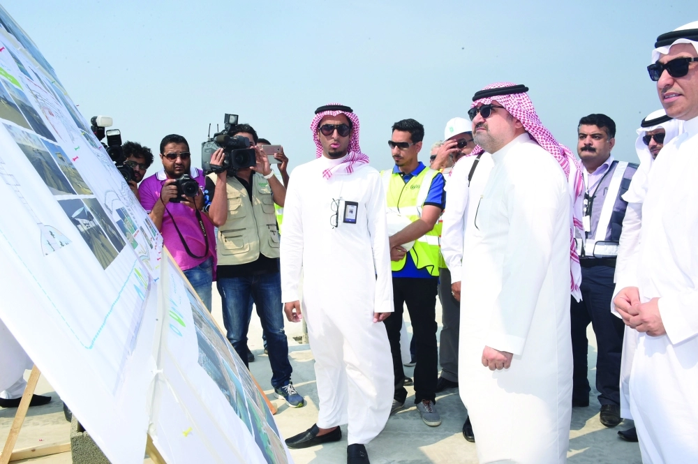 مشعل بن ماجد خلال تفقده المشروع                                                   (محمد يحيى) 