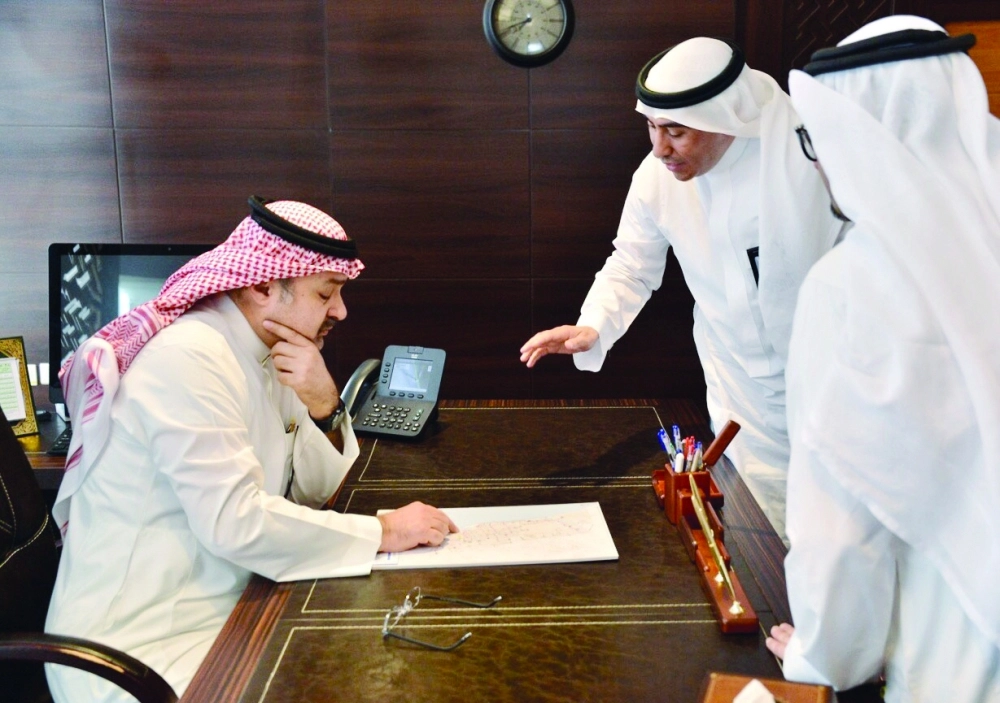 .. ويعاين خريطة المترو