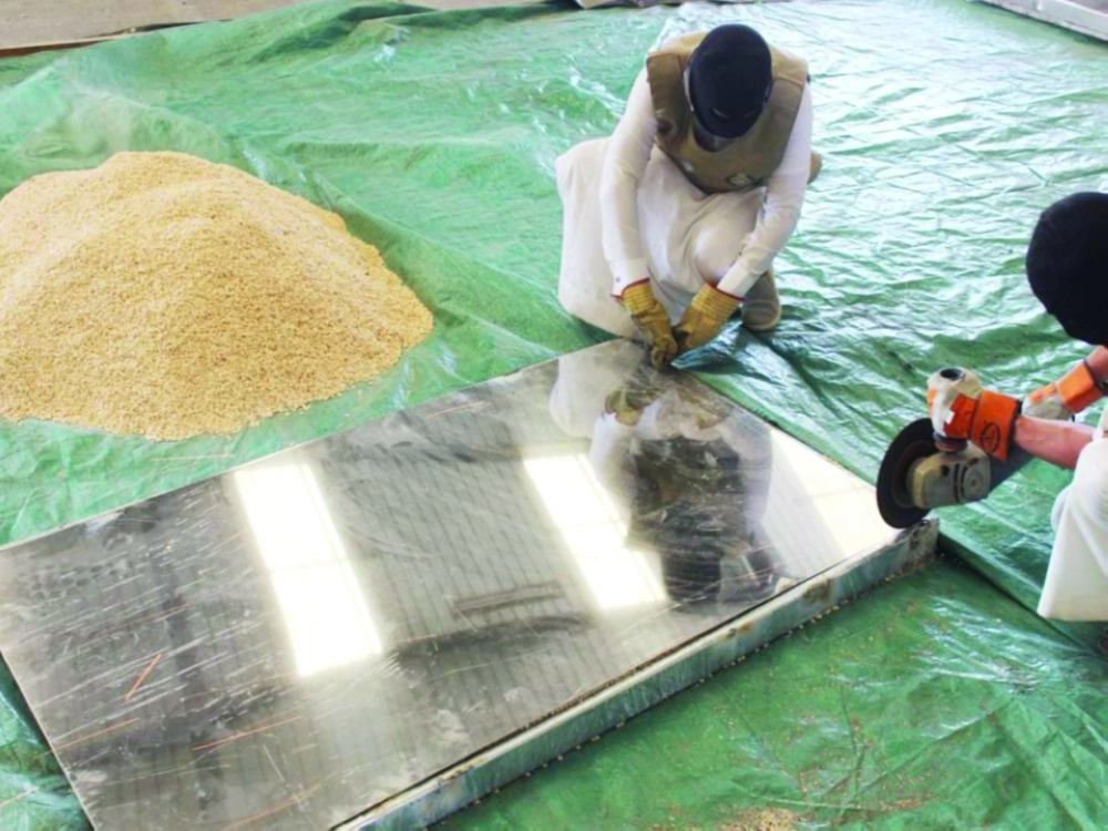 الصندوق النحاسي وبه كمية من الحبوب (مكة) 
  