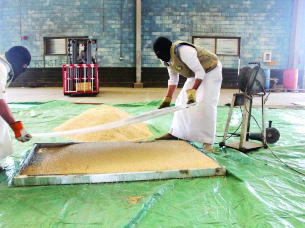 الصندوق النحاسي وبه كمية من الحبوب                               (مكة) 