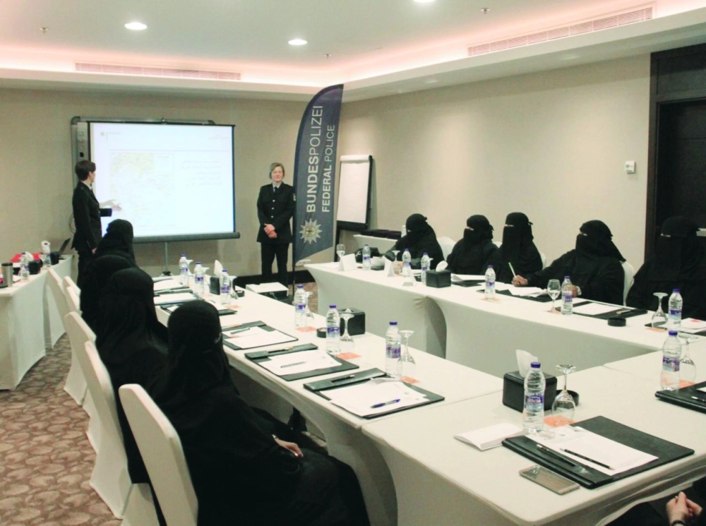 المتدربات يتلقين شرحا خلال الدورة (مكة)