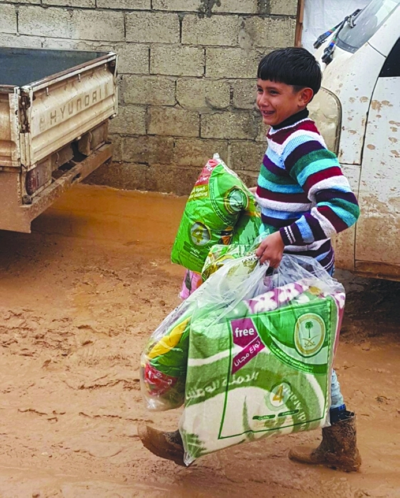 سوريون يتلقون مساعدات سعودية (واس)