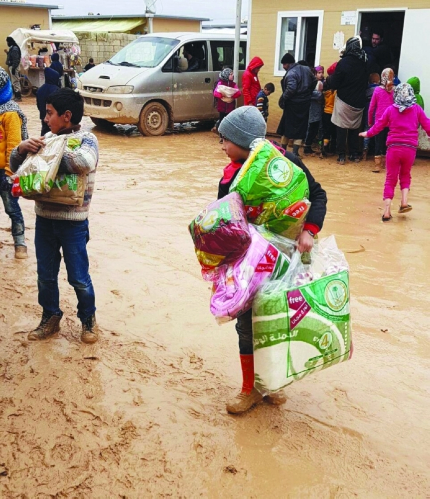 سوريون يتلقون مساعدات سعودية (واس)