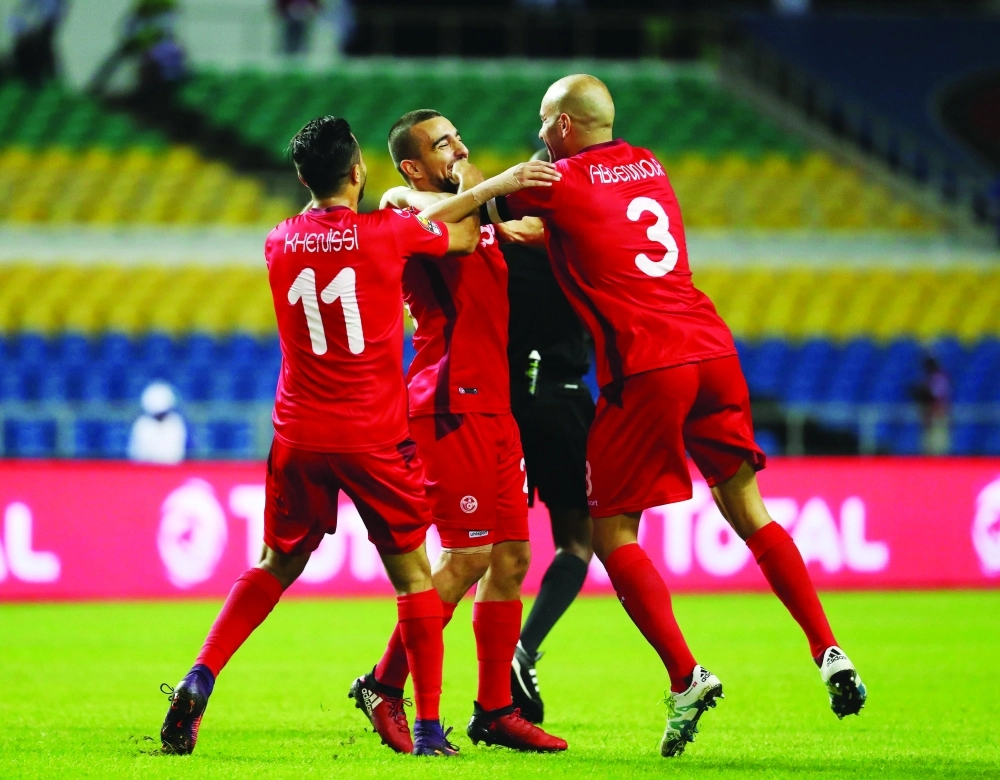 فرحة لاعبي تونس بعد مباراة زيمبابوي                               (إ ب أ)