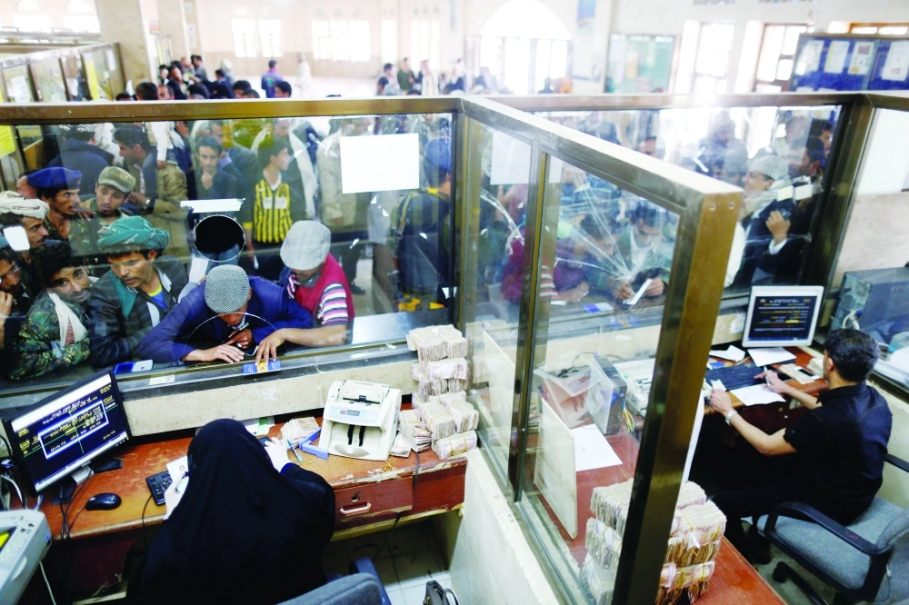 مدرسون يتسلمون رواتبهم بصنعاء بعد موافقة الشرعية           (رويترز) 