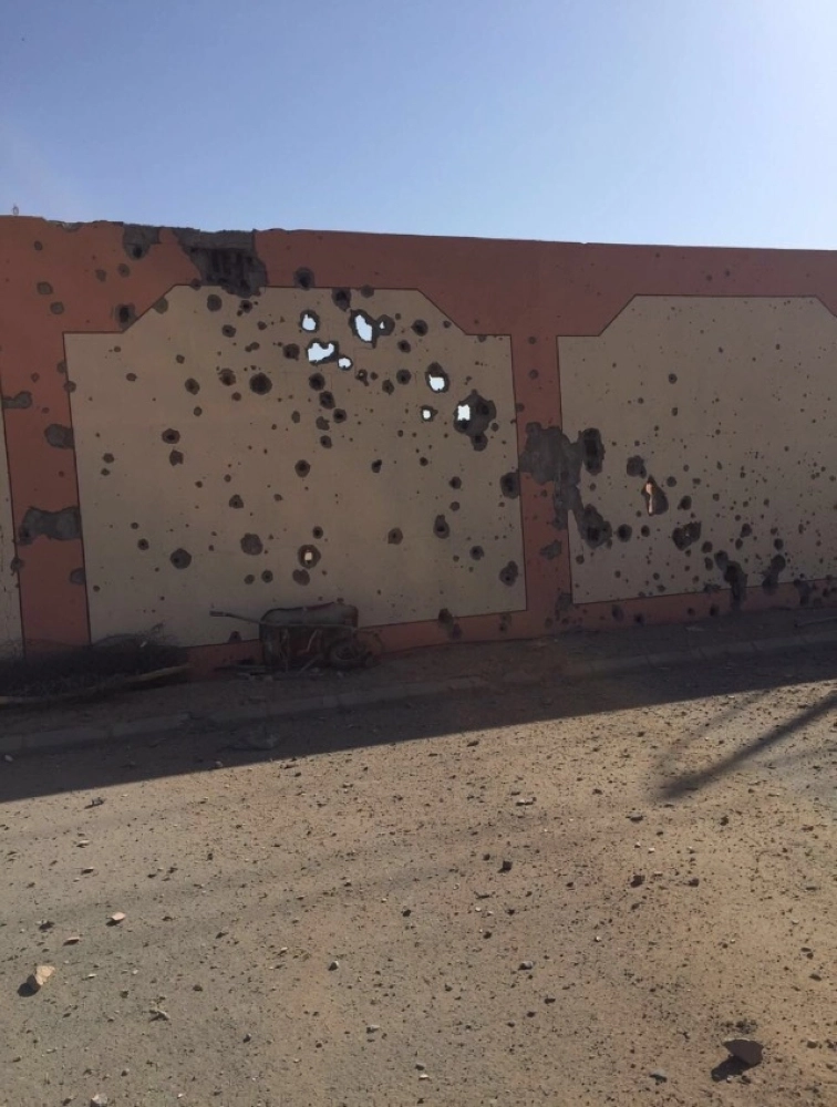 أسوار إحدى المدارس في حي الرويكبة