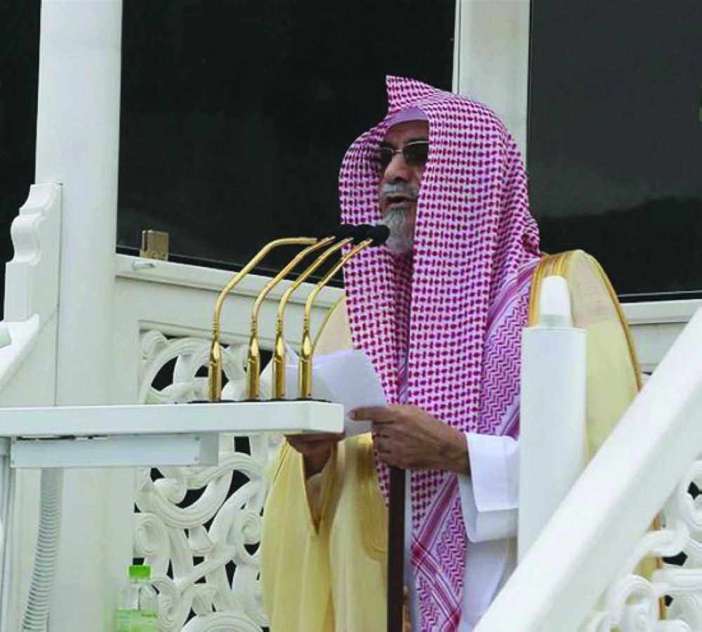 صالح بن حميد خلال خطبة الجمعة أمس                  (واس)