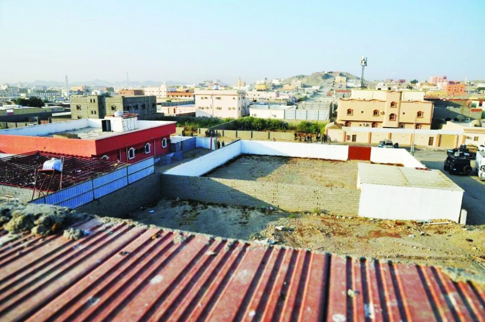 لحظة مداهمة الجهات الأمنية لوكر الحرازات 