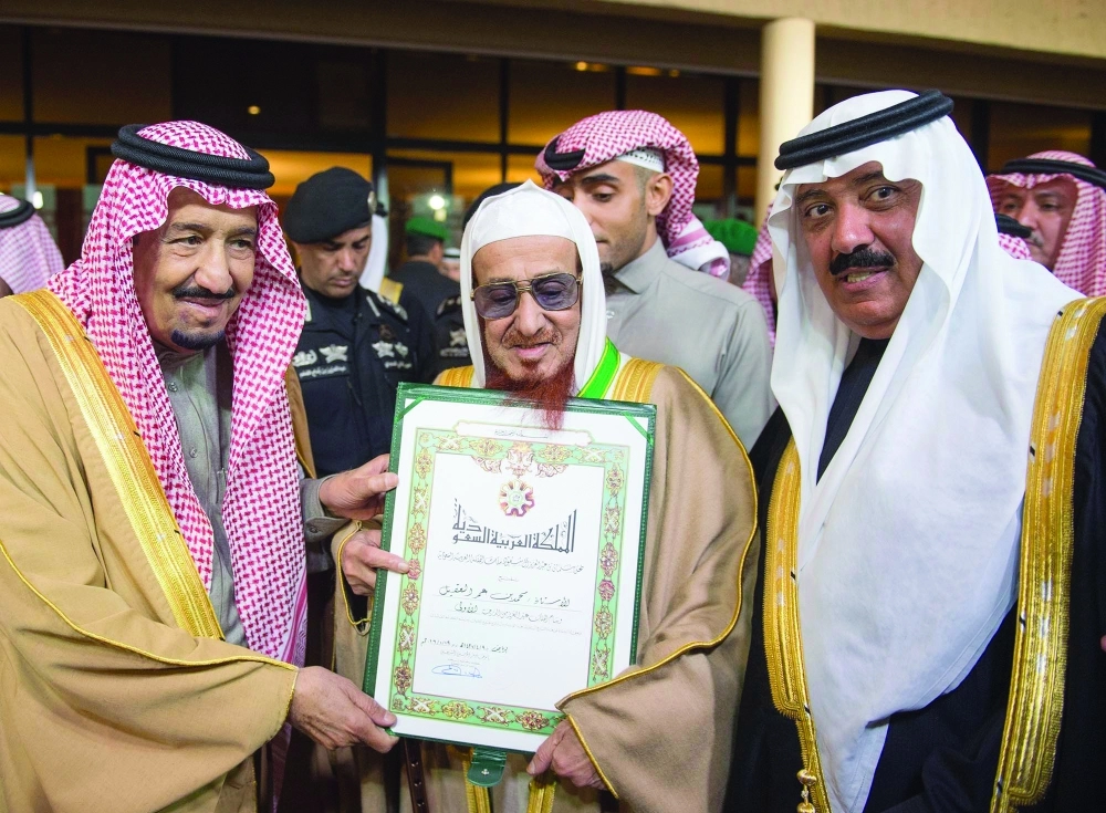 الملك سلمان مكرما ابن عقيل الظاهري في جنادرية 30