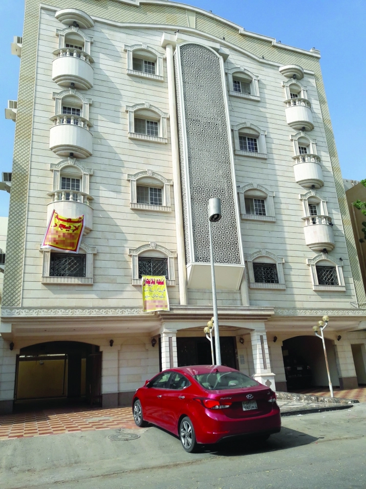 لوحة لشقق فارغة على إحدى العمائر السكنية بجدة                (مكة)