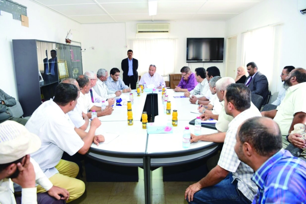 هادي مجتمعا مع قيادات شركة مصافي عدن أمس                                                                                              (سبأ نت)