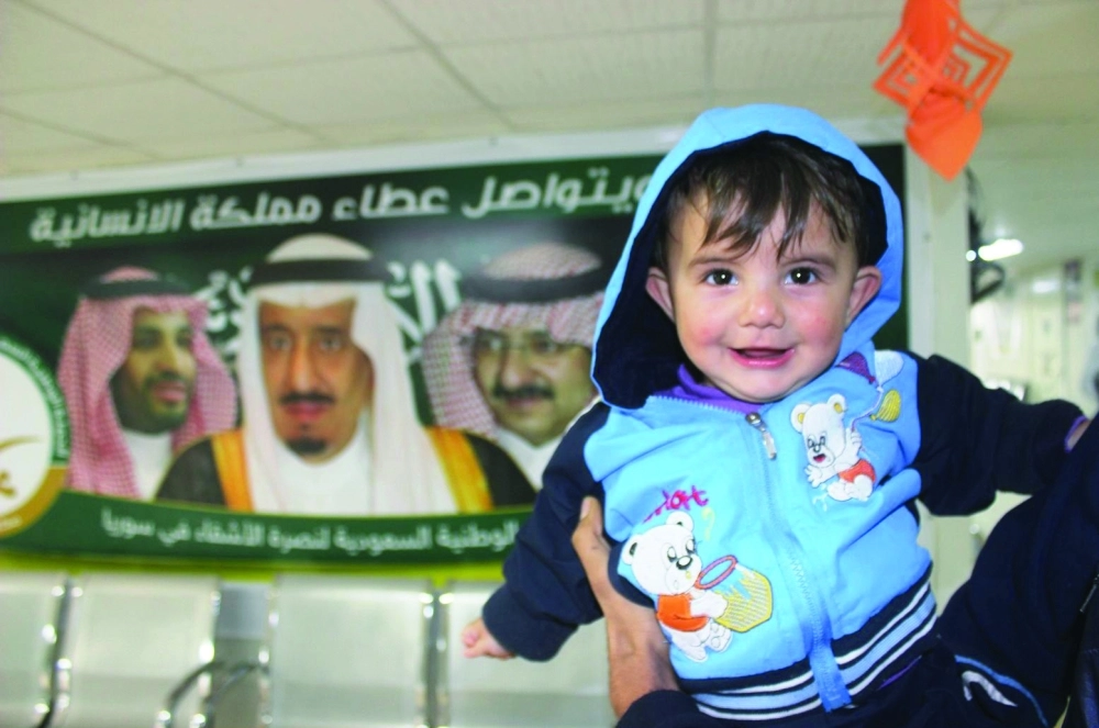 طفل يتلقى العلاج بعيادات الزعتري          (واس)