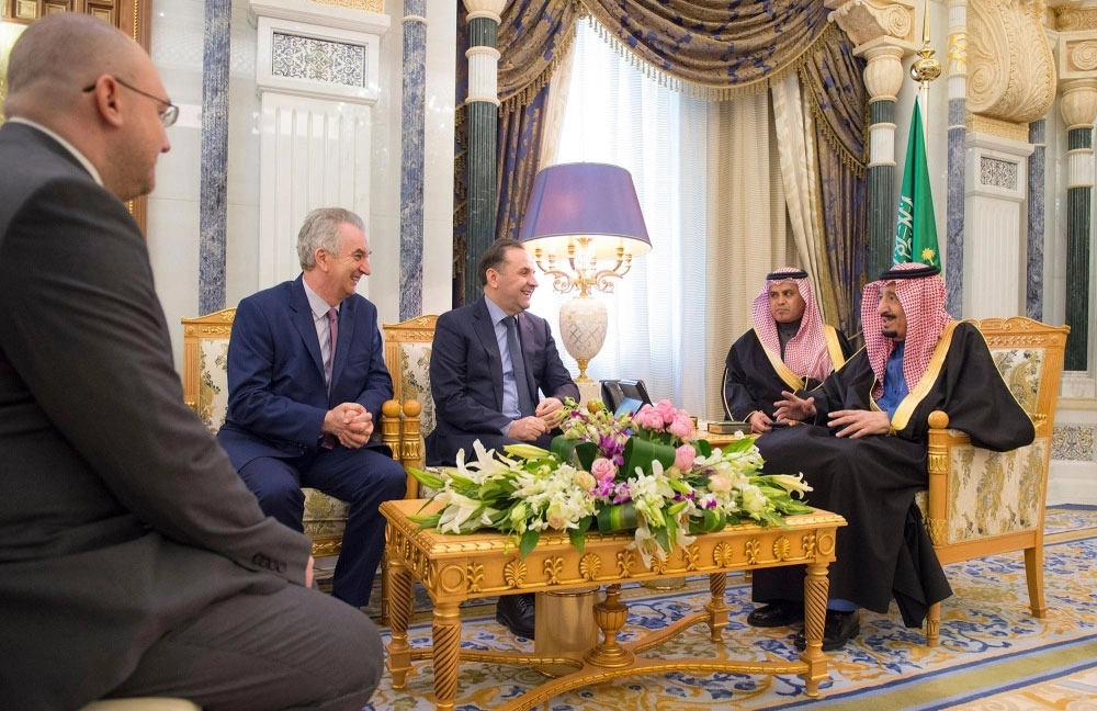 الملك سلمان خلال استقباله راسم ليايتش وميركو شاركوفيتش والوفدين المرافقين لهما أمس (واس)