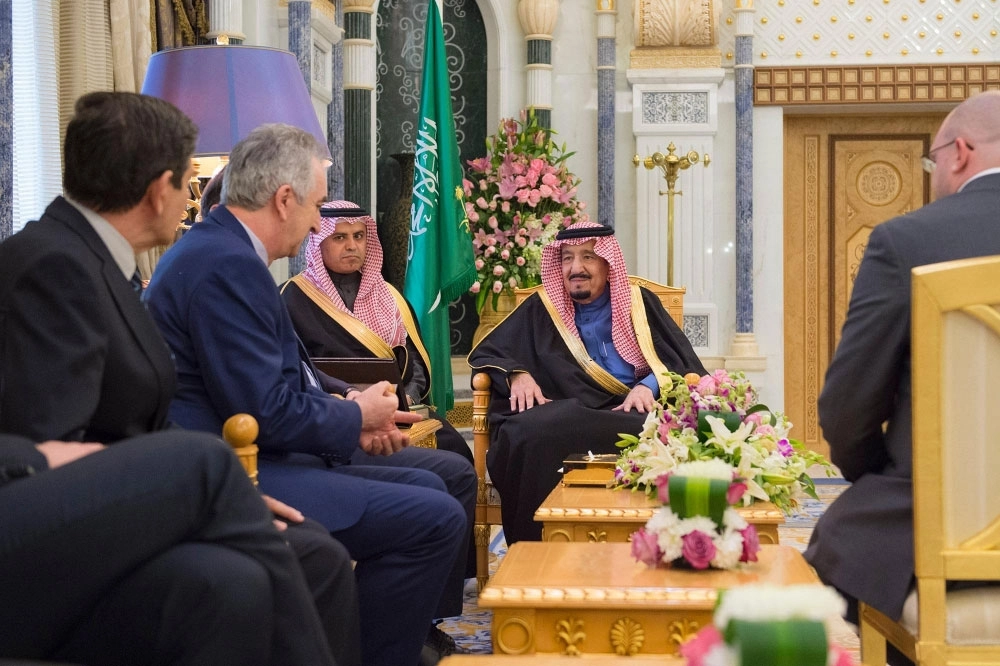 الملك سلمان خلال استقباله راسم ليايتش وميركو شاركوفيتش والوفدين المرافقين لهما أمس (واس)